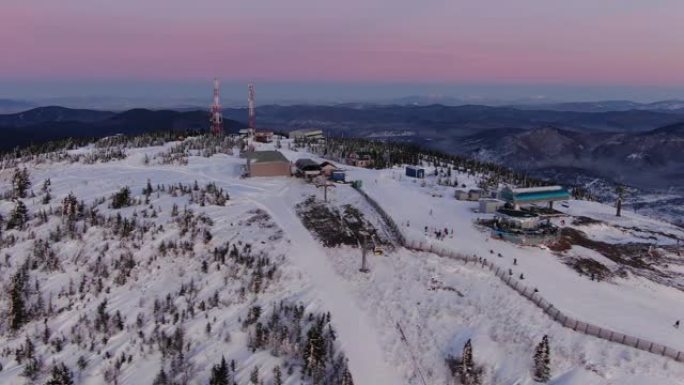 位于白色山顶空中的大型现代滑雪场