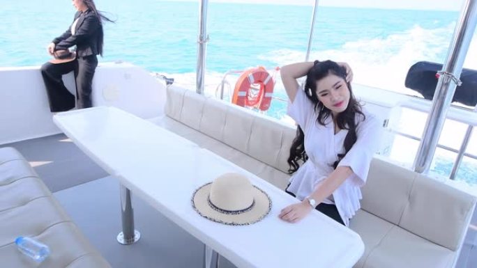 美丽的女孩朋友在豪华生活方式的海洋帆船上享受葡萄酒快乐冒险旅行假期