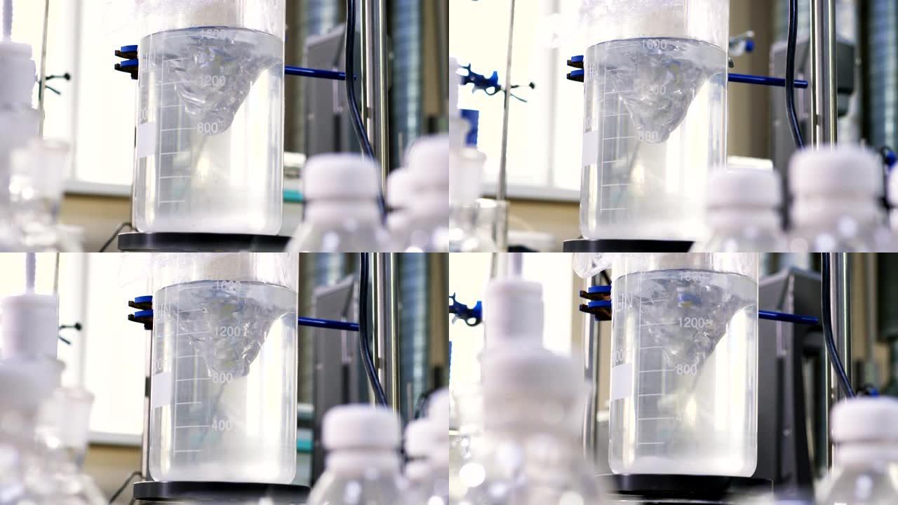 实验室用测试器具混合烧杯中的透明液体