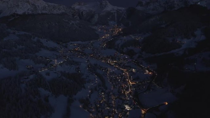 多洛米蒂瓦尔加迪纳滑雪胜地山村的空中夜景。