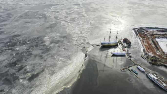 在冰冻的芬兰湾一艘船的鸟瞰图。