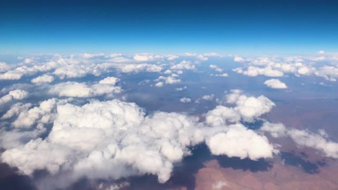 旅行时从窗户飞机看陆地和天空的空中和云景