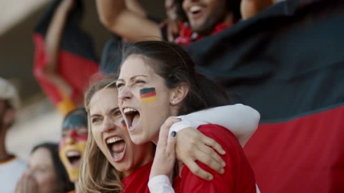 热情的德国球迷在比赛中欢呼