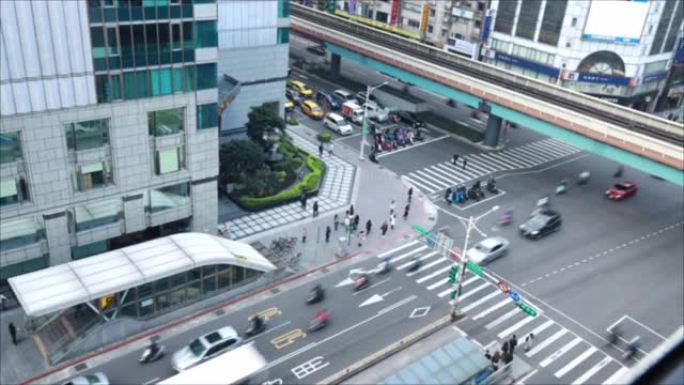 城市十字路口的延时镜头，城市交通。快速行驶的汽车和在十字路口行走的人群。