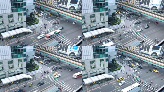城市十字路口的延时镜头，城市交通。快速行驶的汽车和在十字路口行走的人群。