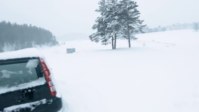 雪下。汽车POV，在积雪覆盖的道路上行驶，第一场雪落下。
