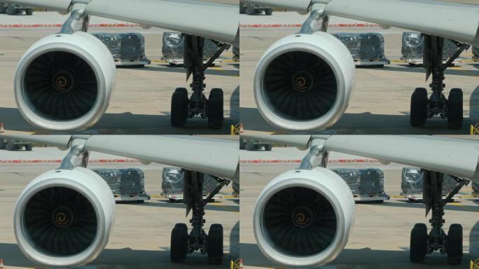 一架客机的机翼上有一个强大的喷气发动机