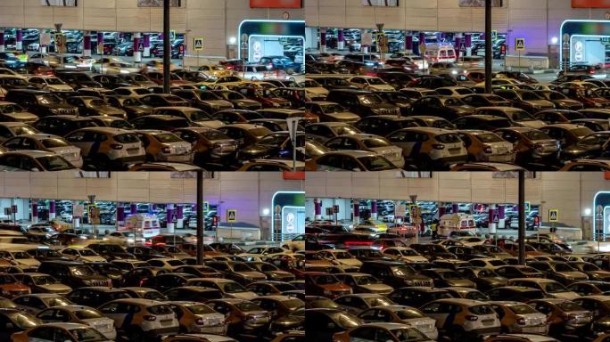 在一个销售高涨的夜晚，购物中心停车场的汽车时间流逝