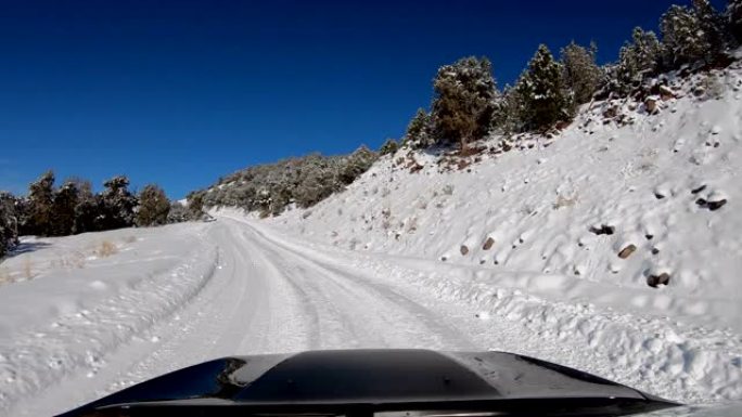 行驶曲折多风雪山路