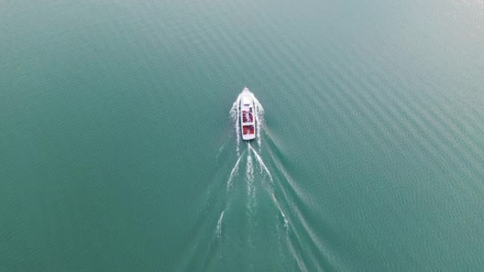 在Tegernsee湖的客船的航拍画面，俯视图。一艘船驶过德国巴伐利亚州的泰格恩湖。