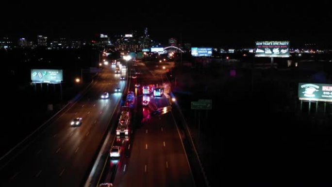夜间空中视频汽车在高速公路上起火