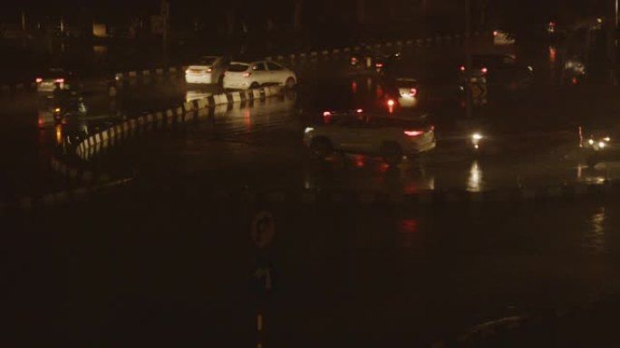 大雨下夜间新德里街头交通