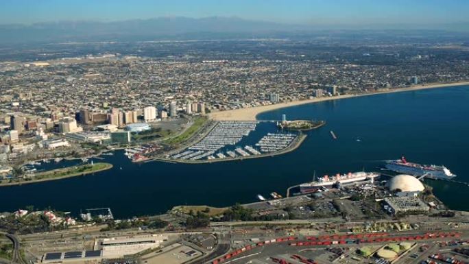 船厂空中v17飞越大型商业船厂，欣赏长滩城市景观。