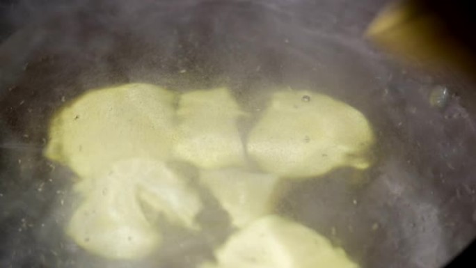 将土豆倒入沸水中水煮菜健康康生活热水