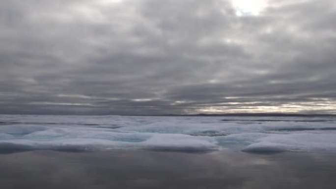 加拿大西北通道皮尔湾的冰川泻湖和冰山。