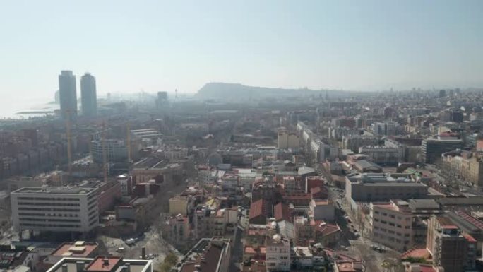 空中: 巴塞罗那朦胧城市景观的宽无人机 [4K]
