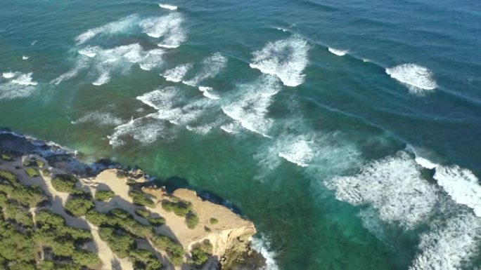 空中无人机在沉船海滩和考艾岛海岸上空飞行