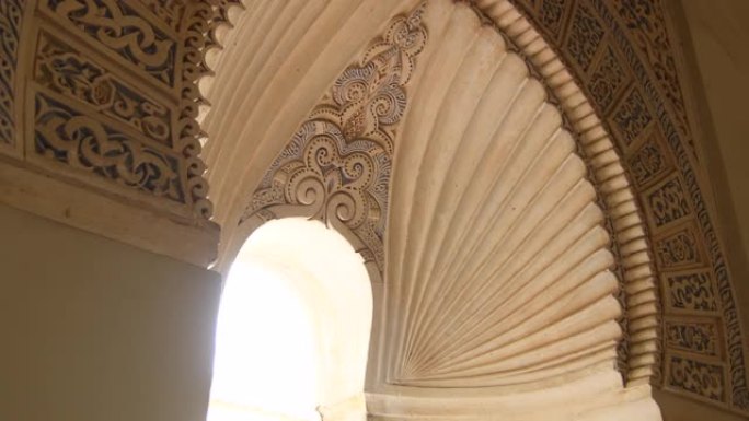 西班牙马拉加阿尔卡扎巴古宫殿内部的纳斯里德弧形建筑