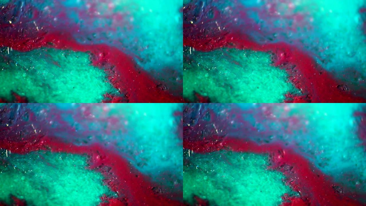 青色纹理背景下小颗粒流的抽象红波。水彩混合在一起