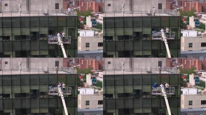 高空作业。两队蓝领工人检查办公楼玻璃立面: 一队从外面使用升降平台，另一队从里面。
