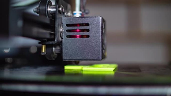 3D打印机打印绿色PLA塑料的特写镜头