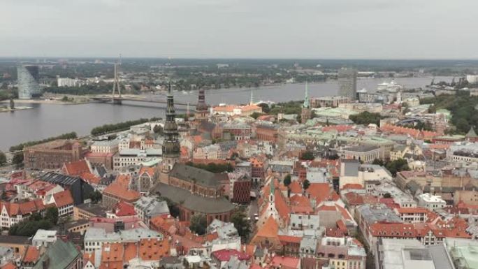 拉脱维亚里加-2019年5月: 里加老城和范库大桥特劳德·道加瓦河的空中全景。