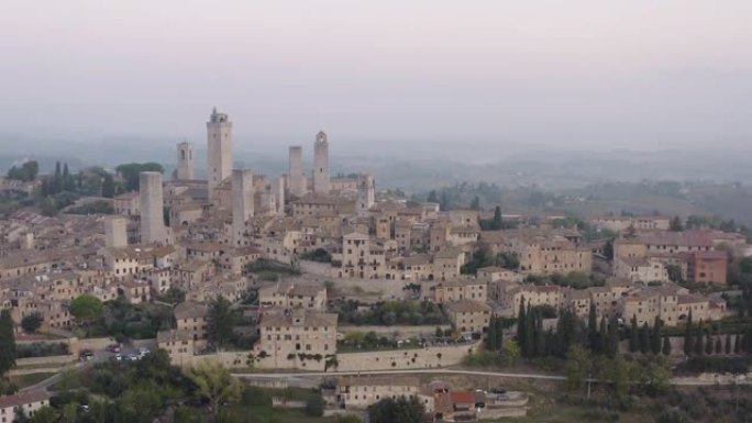 圣吉米尼亚诺及其带有著名塔楼的中世纪老城区的鸟瞰图
