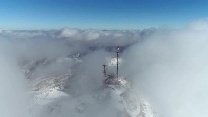 斯蒂罗夫尼克峰 (Stirovnik peak) 令人惊叹的冬季山地景观，带有电信塔，洛夫森国家公园