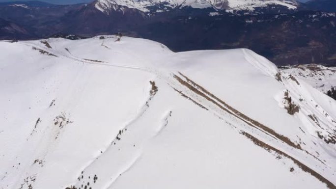 法国阿尔卑斯山滑雪者的航拍