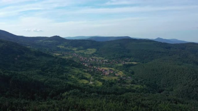 Thannenkirch村和孚日森林的景色