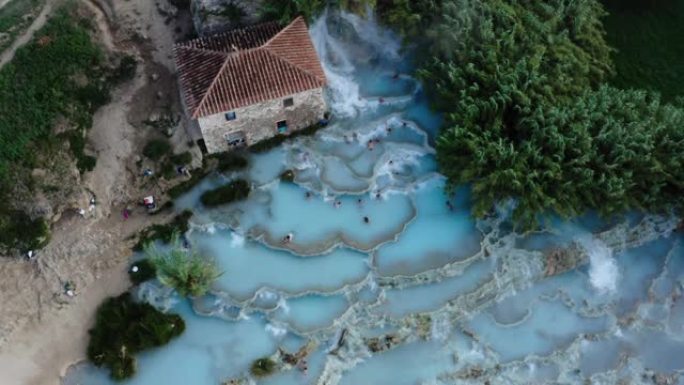 以瀑布和温泉闻名世界的自然水疗中心。托斯卡纳沐浴用热水