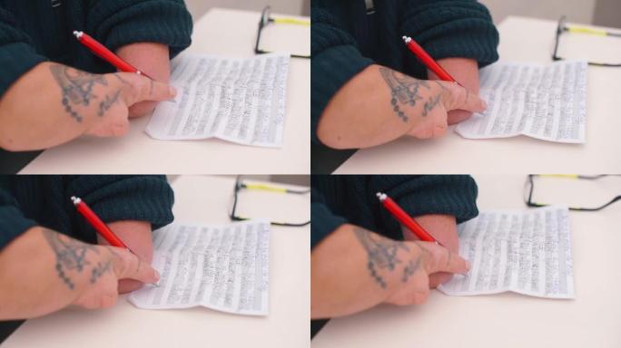 一个手上有解剖过程的人在纸上写字。