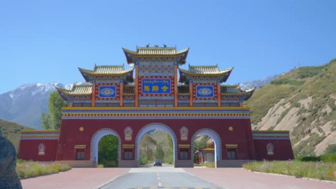 甘肃张掖马提寺的反传统建筑。中译: 马提寺。