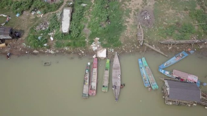 架空无人驾驶飞机查看沿河渔村的旧木制渔船和船屋