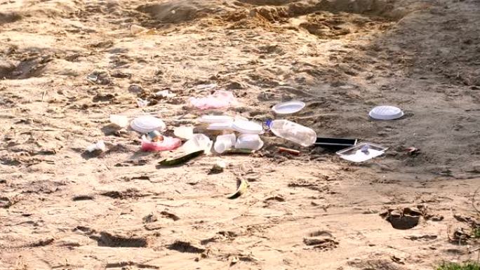 海滩被塑料垃圾污染了。海滩上的垃圾，肮脏的沙子