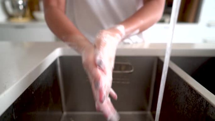 用洗手池上的肥皂彻底清洗和擦洗手，以清除细菌和病毒。
