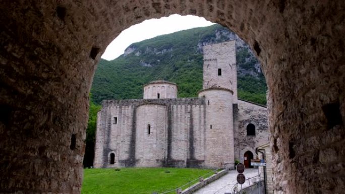 安科纳省当地地标马尔凯地区意大利圣维特雷修道院Genga Frasassi洞穴石弧