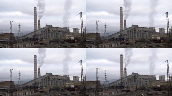 高大的大工厂烟斗冒烟。烟雾污染概念