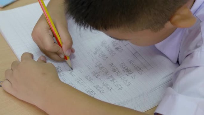 亚洲小学生在图书馆做作业，教育理念