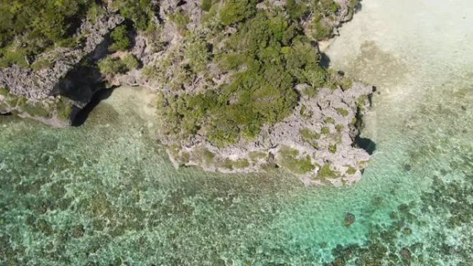 航拍画面: 保护泻湖的莱基尼湾和石灰石悬崖。在牟里桥附近。异国情调，很少去过乌韦岛。新喀里多尼亚。