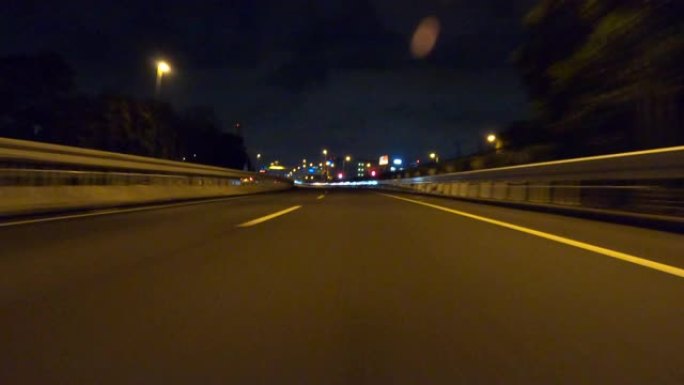 夜间在高速公路上行驶/后视