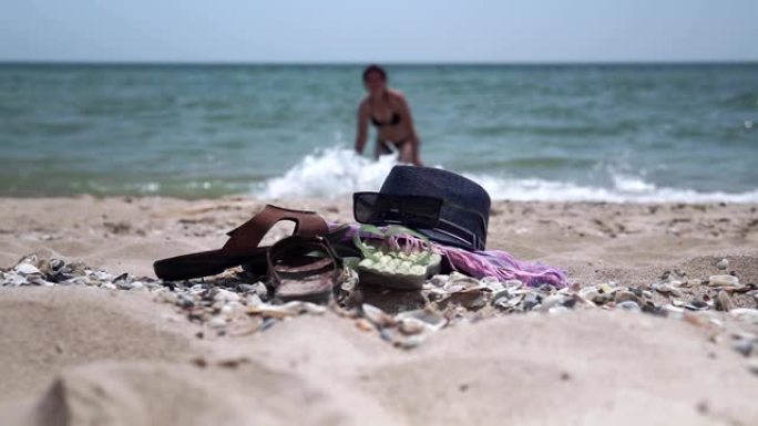 沙滩上的配件，沙滩上的男士拖鞋和太阳镜