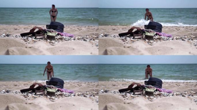 沙滩上的配件，沙滩上的男士拖鞋和太阳镜