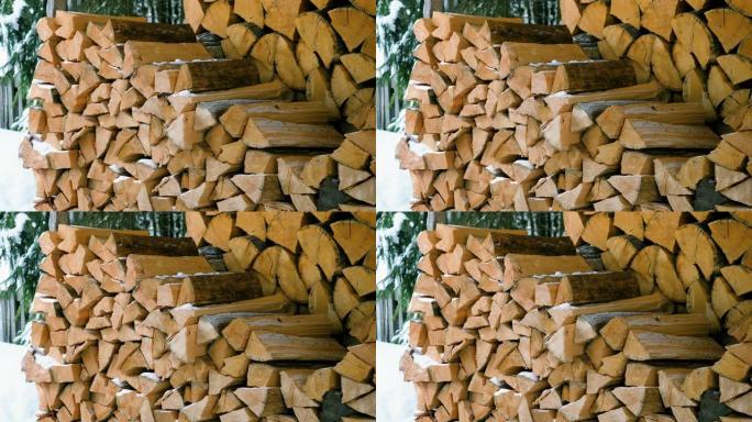 在院子里堆放在一个大原木木桩上的切碎和锯开的树干的特写镜头。为壁炉和炉子准备的柴火。4K