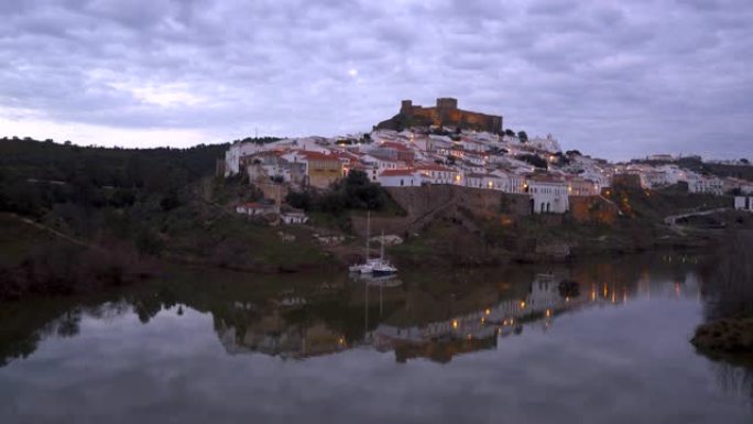 葡萄牙阿连特茹瓜迪亚纳河日落时的默托拉城市景观