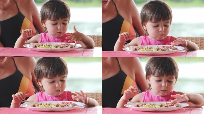 小女孩玩食物孩子触摸食物