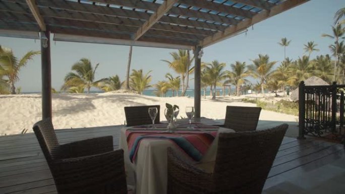 海洋热带度假村旁边的墨西哥海滩餐厅餐桌