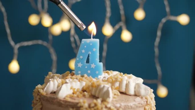 蓝色背景上有4个数字蜡烛的生日蛋糕。蜡烛着火了。慢动作和特写视图