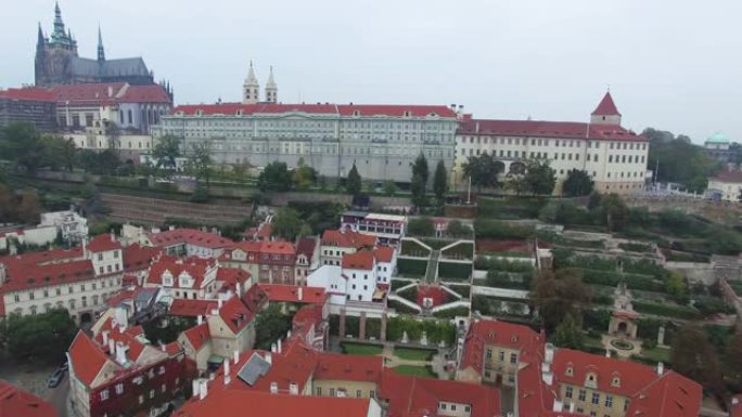 俯瞰宫殿花园的布拉格城堡的鸟瞰图
