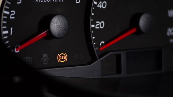 汽车仪表板中的ABS警示灯